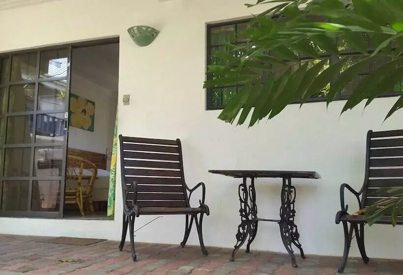 پانسیون Bananaquit Apartments