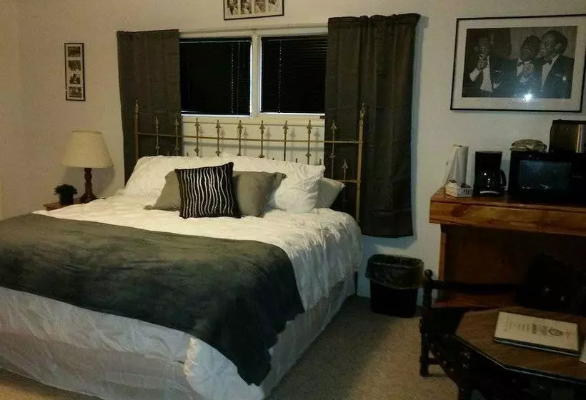 Ponderosa Pines Inn And Cabins