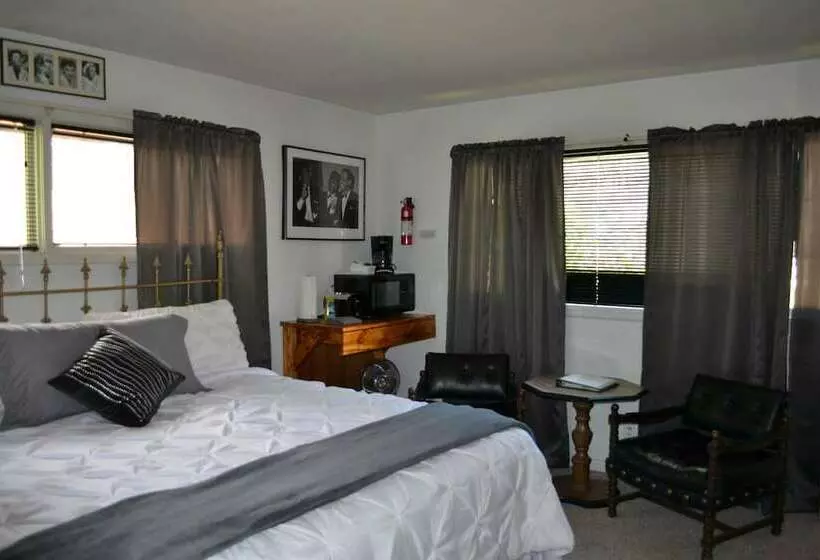 Ponderosa Pines Inn And Cabins