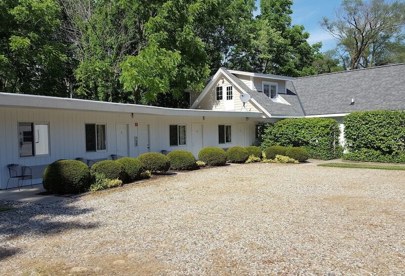 Captain S Quarters Motel