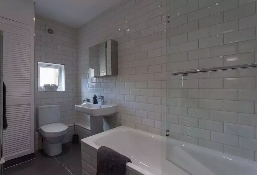 هتل Hastings House Luton   Inhabit Short Stays
