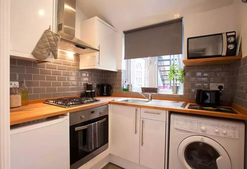 هتل Hastings House Luton   Inhabit Short Stays