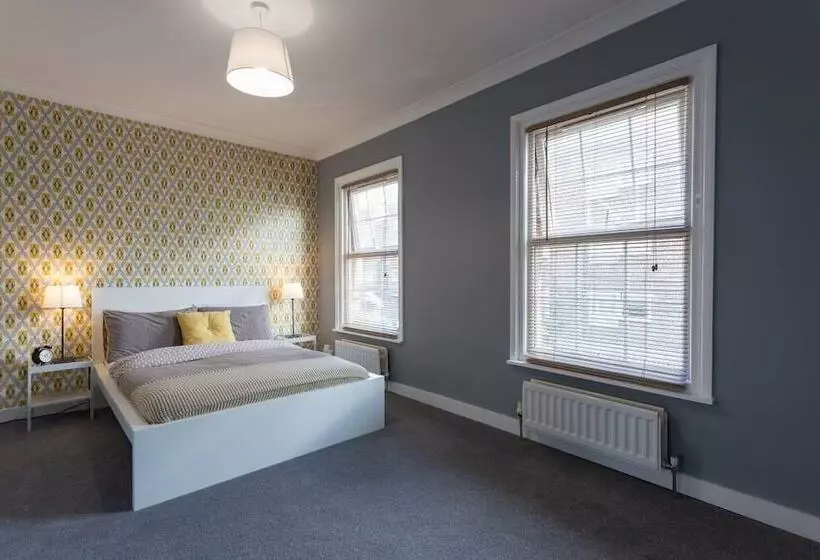 هتل Hastings House Luton   Inhabit Short Stays