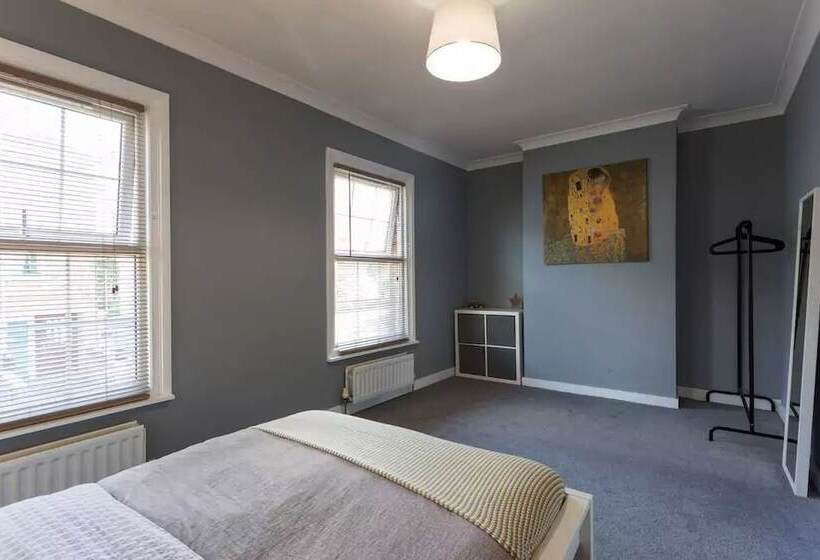 בית מלון כפרי Hastings House Luton   Inhabit Short Stays