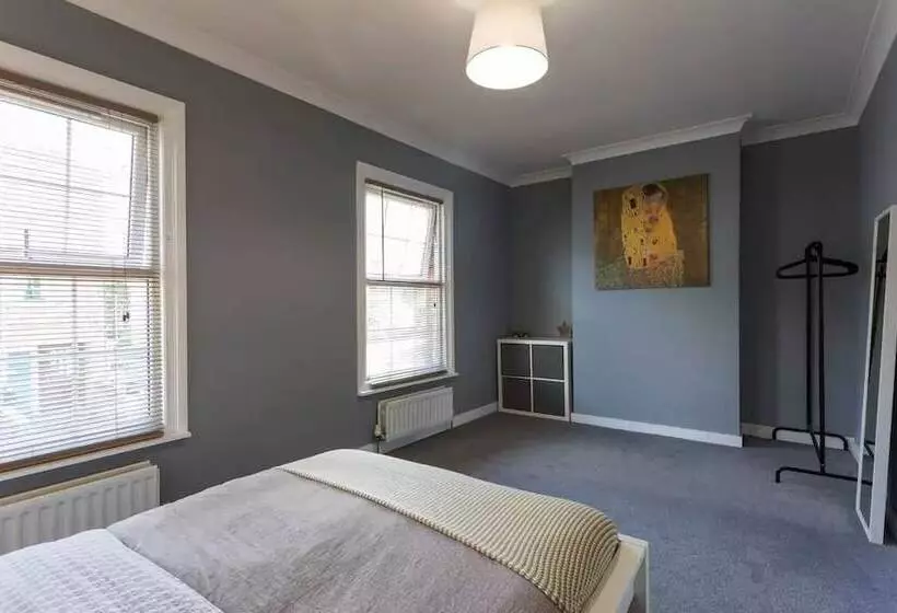 هتل Hastings House Luton   Inhabit Short Stays