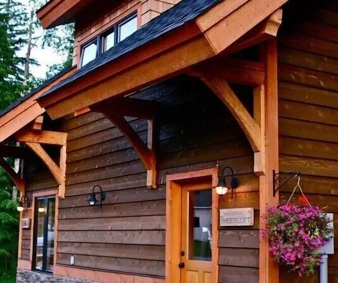 پانسیون Revelstoke Timber Loft B&b