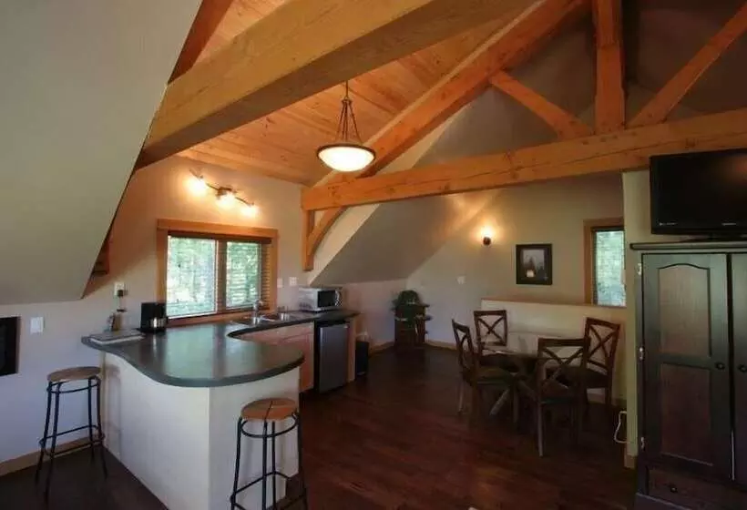 پانسیون Revelstoke Timber Loft B&b