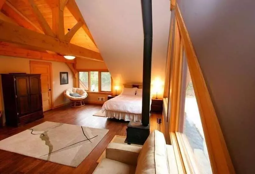 پانسیون Revelstoke Timber Loft B&b