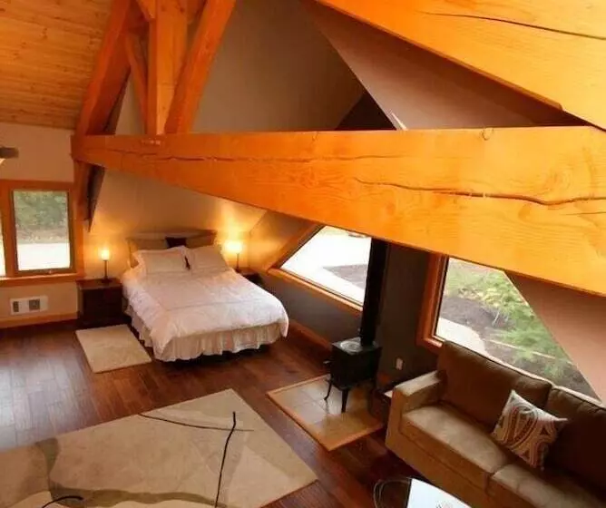 پانسیون Revelstoke Timber Loft B&b