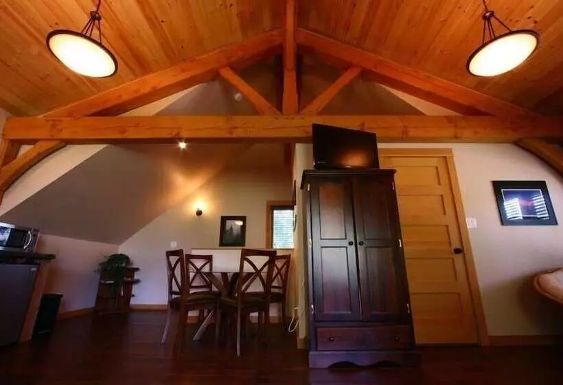 پانسیون Revelstoke Timber Loft B&b