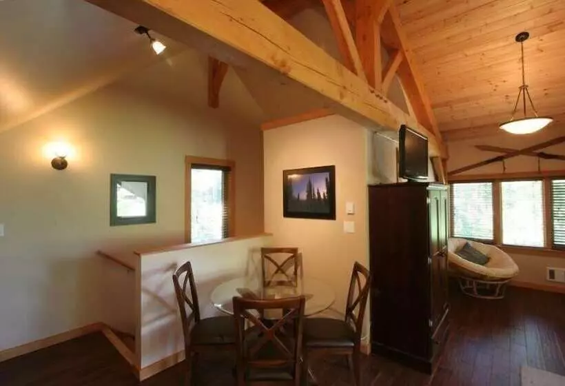 پانسیون Revelstoke Timber Loft B&b