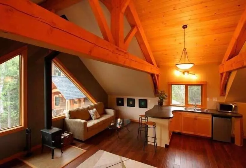 پانسیون Revelstoke Timber Loft B&b