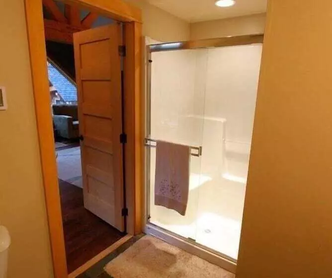 پانسیون Revelstoke Timber Loft B&b