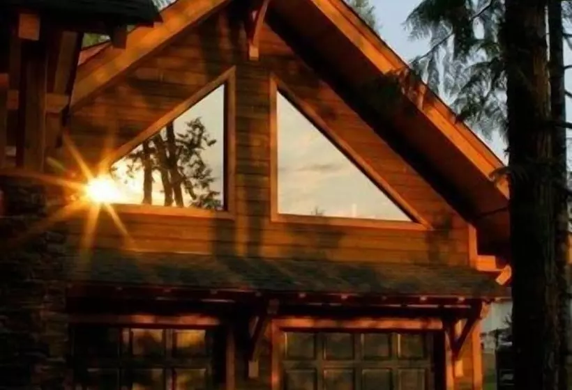 پانسیون Revelstoke Timber Loft B&b