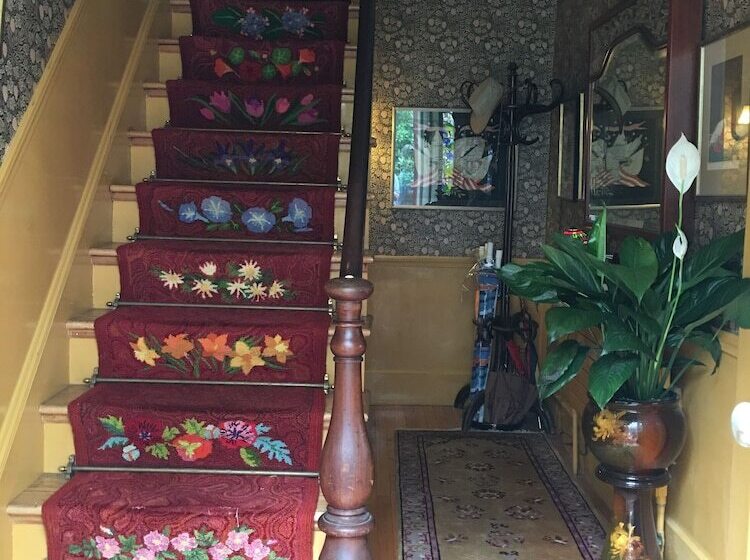 پانسیون The Chestnut House