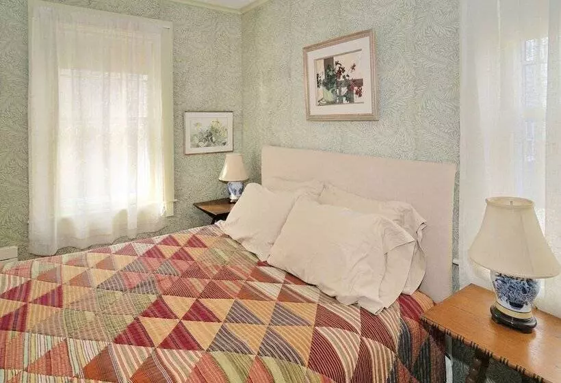 ペンション The Chestnut House