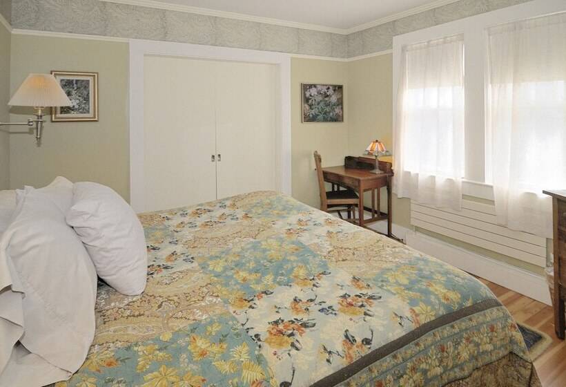 پانسیون The Chestnut House