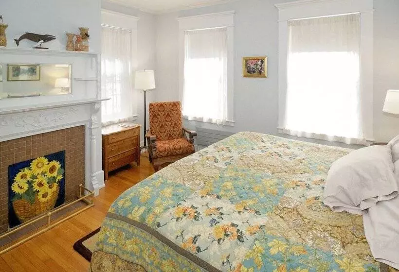 ペンション The Chestnut House