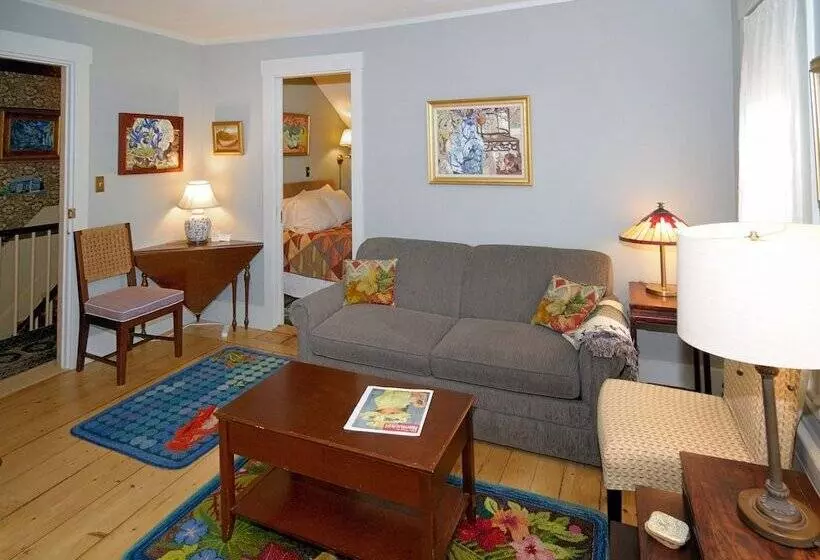 ペンション The Chestnut House