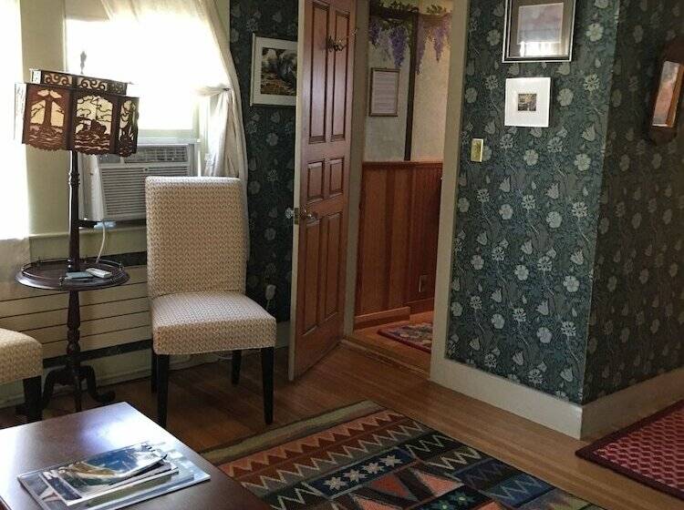 پانسیون The Chestnut House