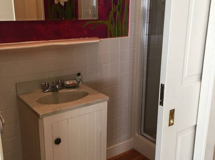 پانسیون The Chestnut House