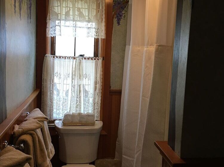 پانسیون The Chestnut House