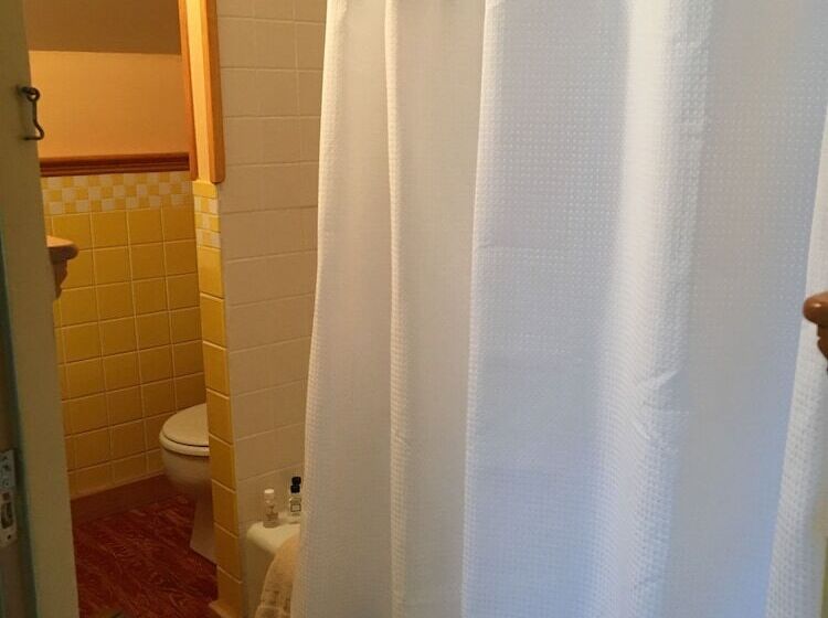 پانسیون The Chestnut House