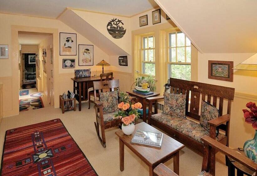 پانسیون The Chestnut House