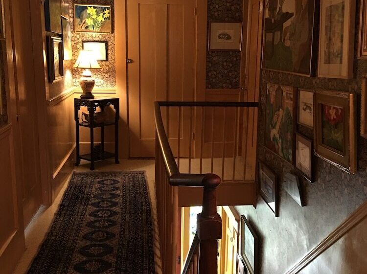 پانسیون The Chestnut House