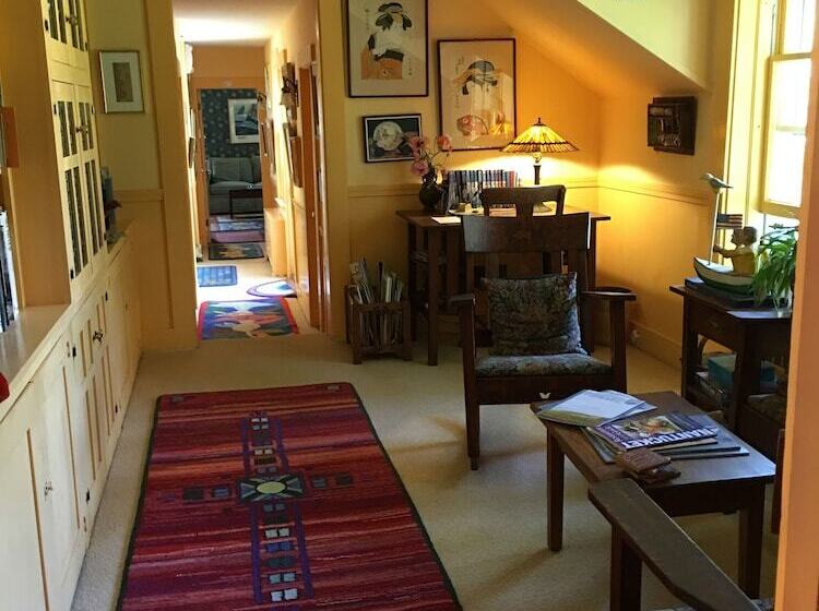 پانسیون The Chestnut House