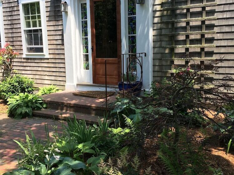 پانسیون The Chestnut House