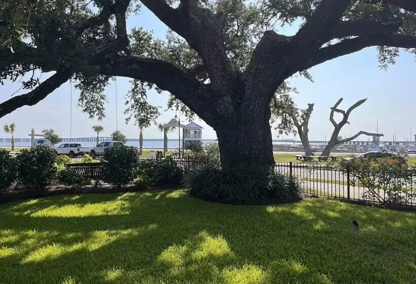 Hotelli Bay Town Inn