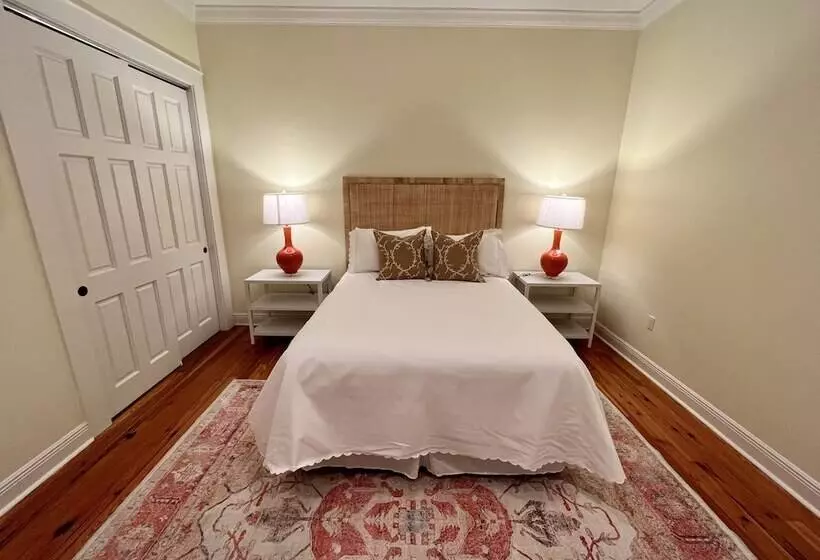 Hotelli Bay Town Inn