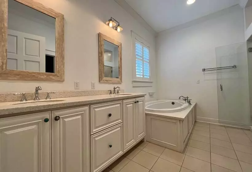 Hotelli Bay Town Inn