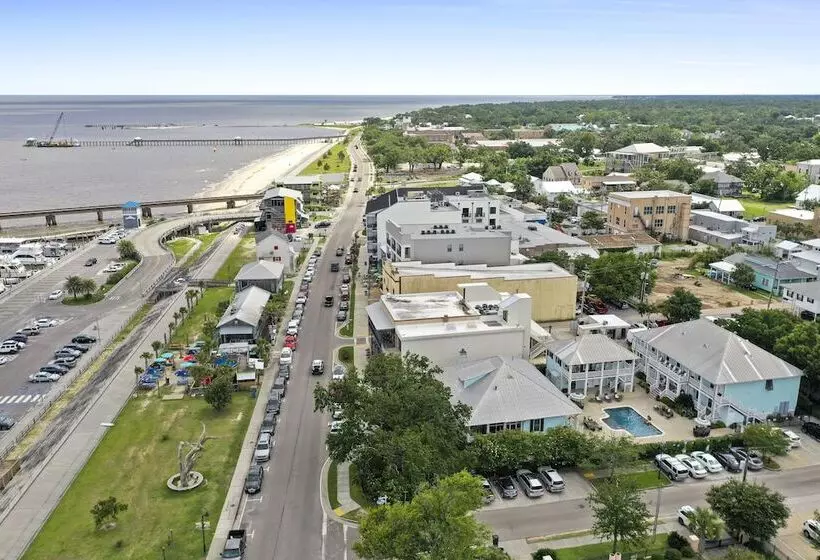 Hotelli Bay Town Inn