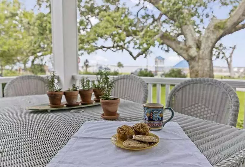 Hotelli Bay Town Inn