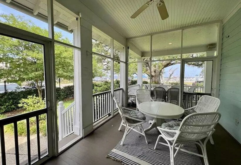 Hotelli Bay Town Inn