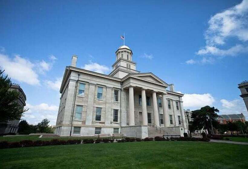 فندق Iowa House