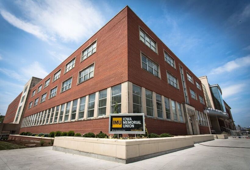 فندق Iowa House