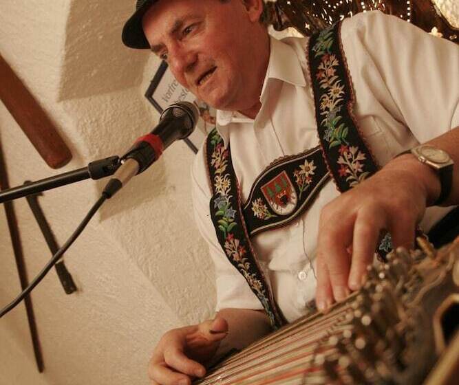 Отель Alpenrose Traditionsgasthof Mittenwald