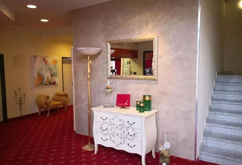 فندق Garni Arcis