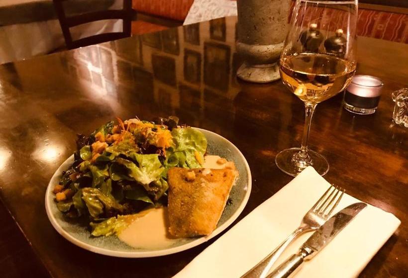 펜션 Der Hirsch & Frederix  Altstadt & Restaurant