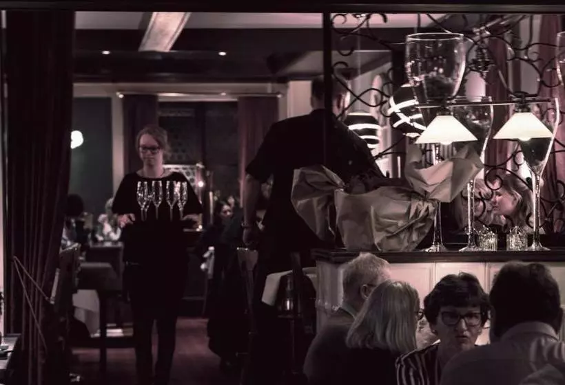 Пансион Der Hirsch & Frederix  Altstadt & Restaurant