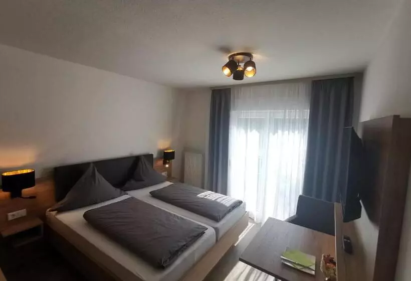 ペンション Grüner Baum Mit Restaurant & Wellness