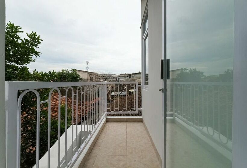 Отель Damar Kusumo Guest House By Oyo Rooms