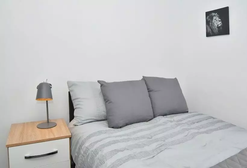 Majatalo Townhouse @ Eastwood Place Stoke