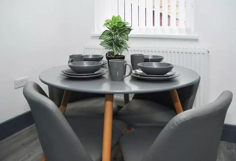 Majatalo Townhouse @ Eastwood Place Stoke