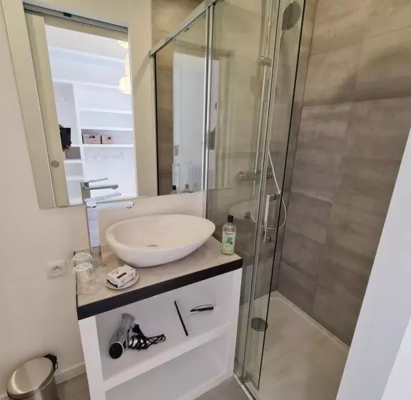 Majatalo Le Saint Christophe   Mairie D Aubervilliers Ligne 12