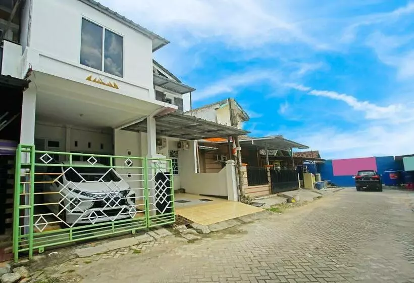 Hotelli Oyo 91460 Guest House Kencana Syariah