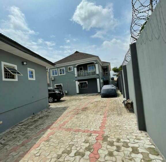 2 Bedrooms Shortlet Apartment In Oluyole Estate Ibadan